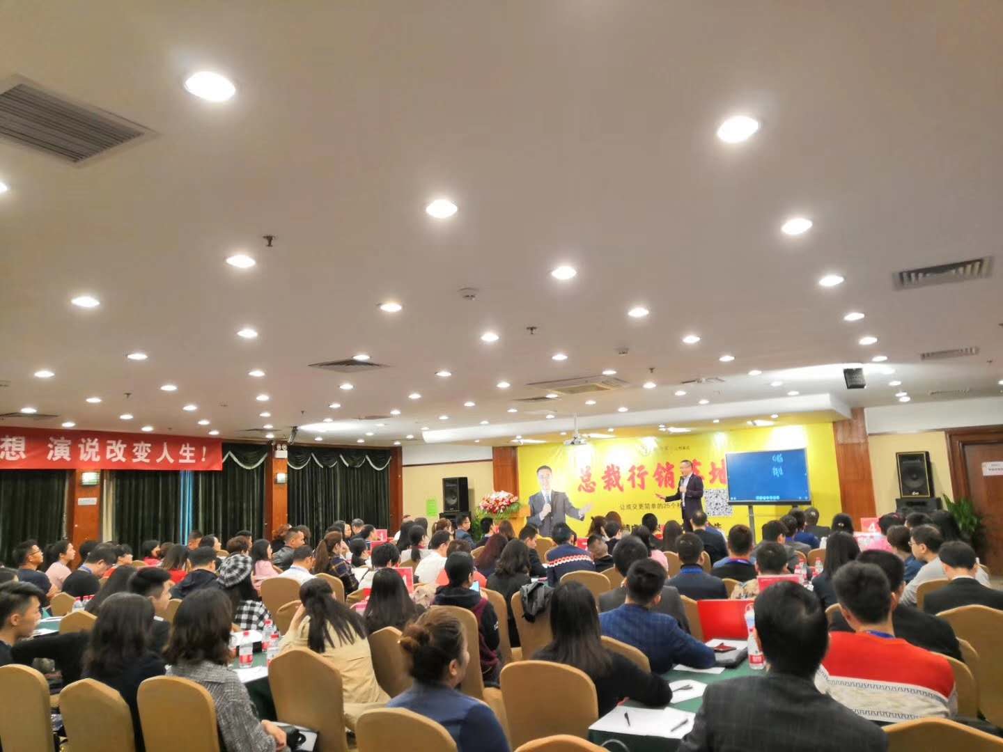 深圳口才培训：演讲时如何用好肢体语言，让讲话更精彩